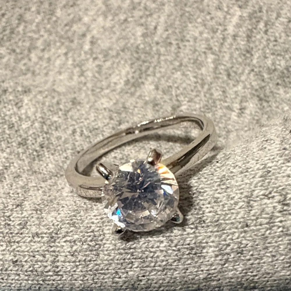 Elegant Silver Diamond Ring - Picture 4 of 5